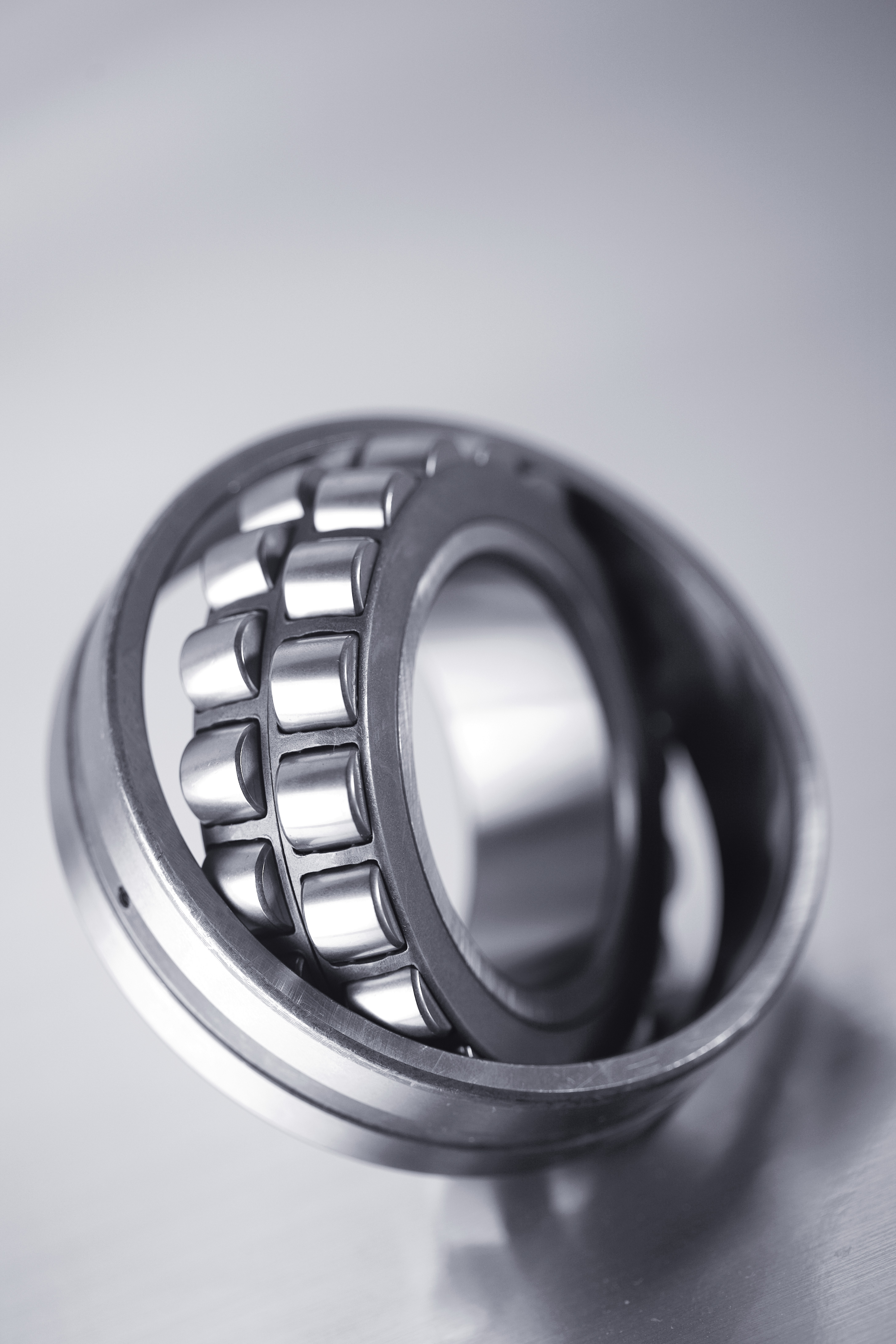 Double-row roller bearings with barrel-shaped rolling elements